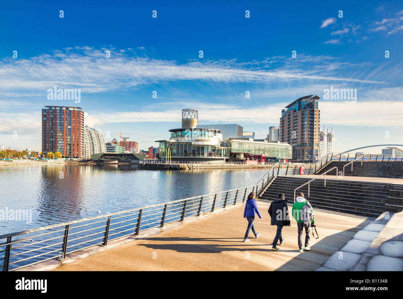 2 novembre 2018 : les quais de Salford, Manchester, UK - trois jeunes touristes flânant près du Manchester Ship Canal. Banque D'Images