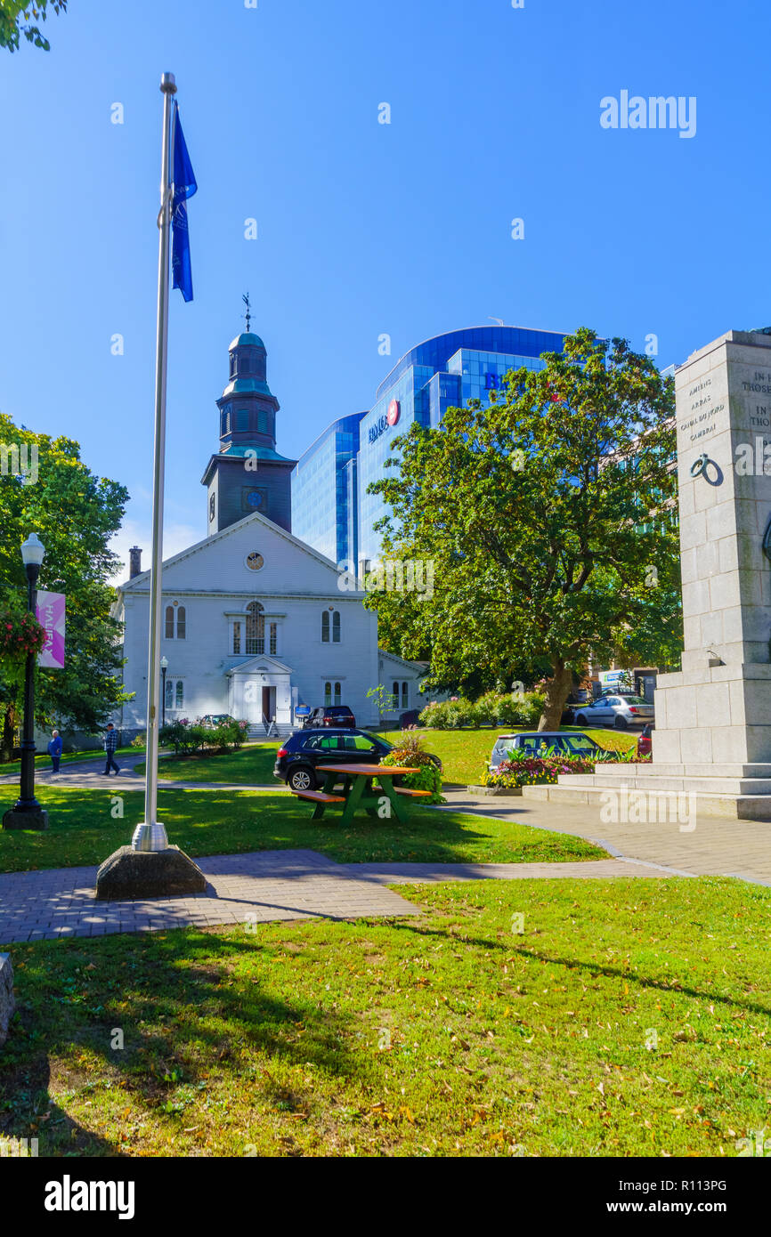Halifax, Canada - le 23 septembre 2018 : vue sur la grand place de rassemblement avec l'église anglicane Saint Pauls, habitants et visiteurs, à Halifax, Nouvelle-Écosse Banque D'Images