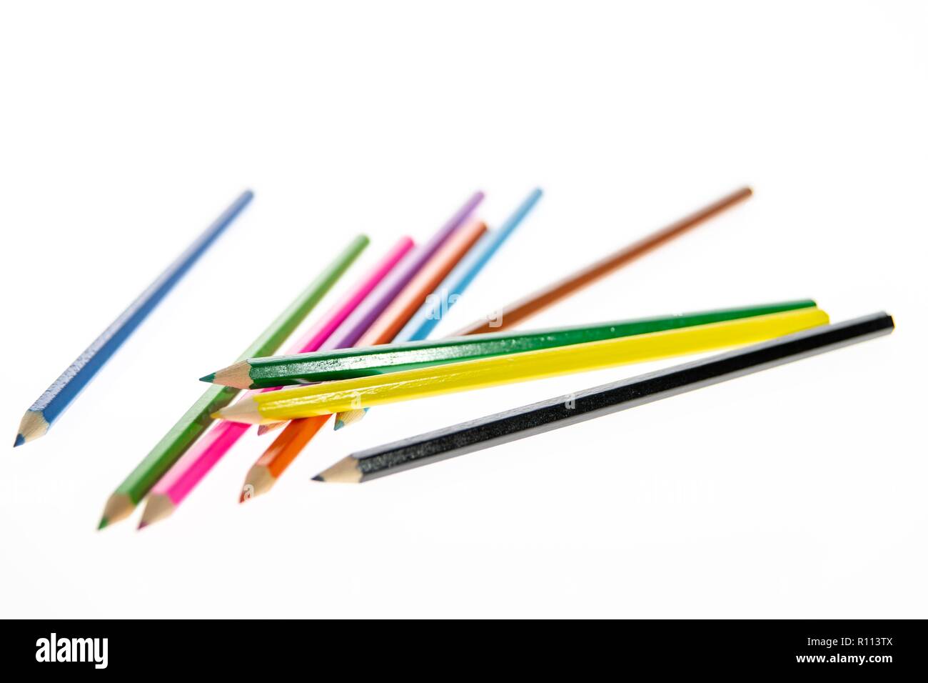Crayons de couleur disposés au hasard sur un fond blanc. Crayons de couleur. Les crayons sont affûtés prêts pour le dessin ou croquis. Banque D'Images