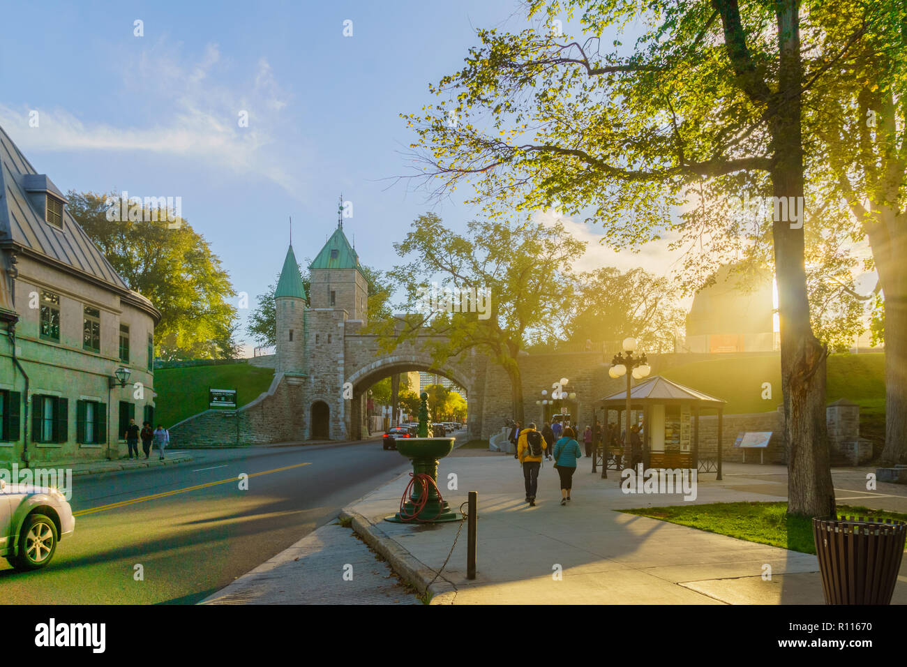 La ville de Québec, Canada - le 27 septembre 2018 : Théâtre de la Porte Saint Louis porte, avec les habitants et les visiteurs, dans les murs de la ville de Québec, Québec, Canada Banque D'Images