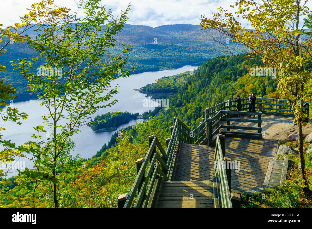 Lac-Superieur, Canada - le 28 septembre 2018 : vue sur la Roche, point d'observation du lac Monroe et le parc, avec les visiteurs, et les couleurs des feuilles d'automne à Mo Banque D'Images