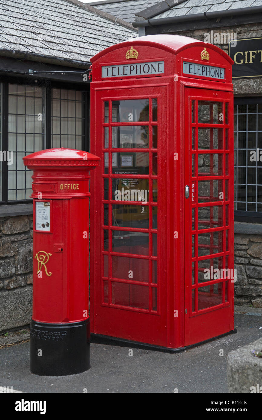 Lettre fort et des cabines téléphoniques, Jamaica Inn, Bolventor, Cornwall, Angleterre, Grande-Bretagne Banque D'Images