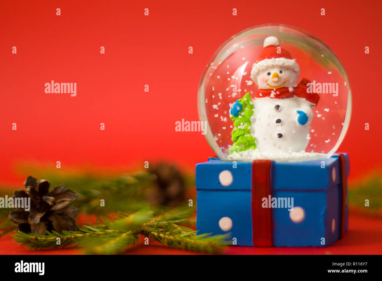 Carte De Noel Et Nouvel An Avec Bonhomme De Neige A L Interieur Du Globe Boite Cadeau Sur Fond Rouge Vacances D Hiver Et La Celebration Concept Photo Stock Alamy
