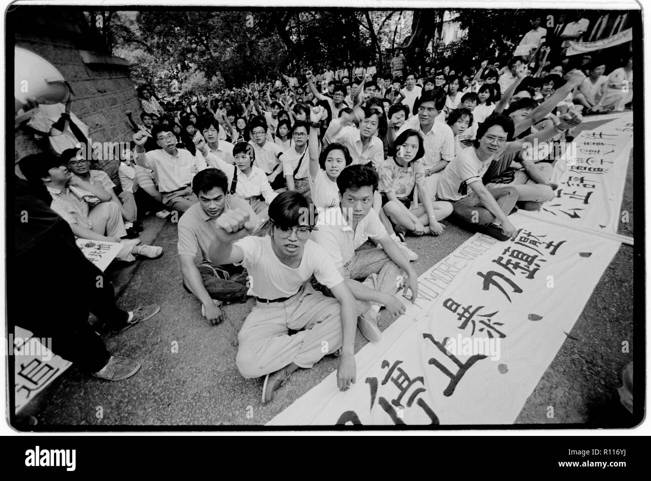 Hong Kong deux jours après le massacre de la place Tiananmen à Beijing en juin 1989, les étudiants protestent contre la mort de camarades étudiants à Pékin quelques jours plus tôt près de l'ambassade britannique à Hong Kong Banque D'Images