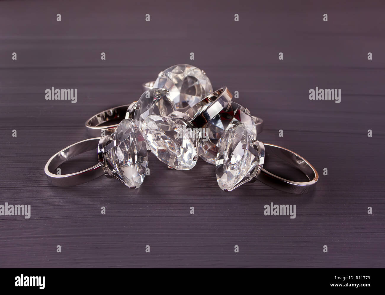 Grand géant bagues à diamant sur la table. Banque D'Images