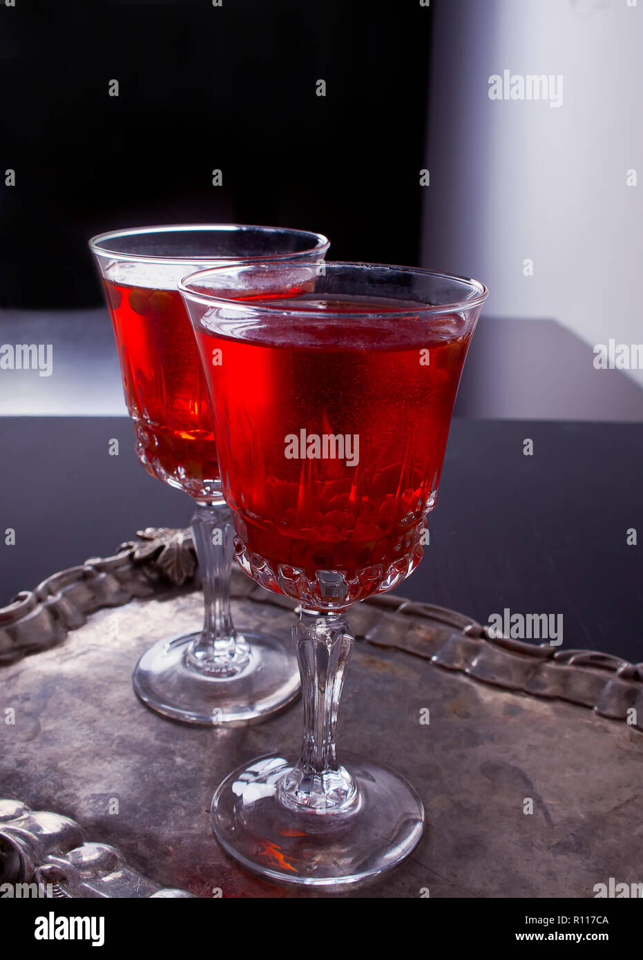 Deux verres vintage avec l'argousier verre sur la table Banque D'Images