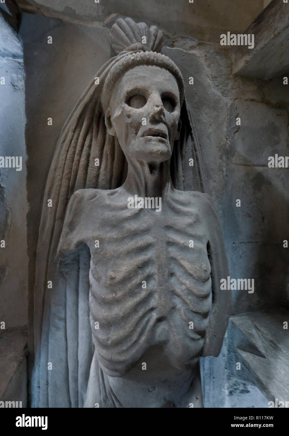 Partie de la 15e siècle deux niveaux 'memento mori' tombe dans l'église paroissiale de Saint Nicolas, Fyfield, Oxfordshire, UK. Banque D'Images