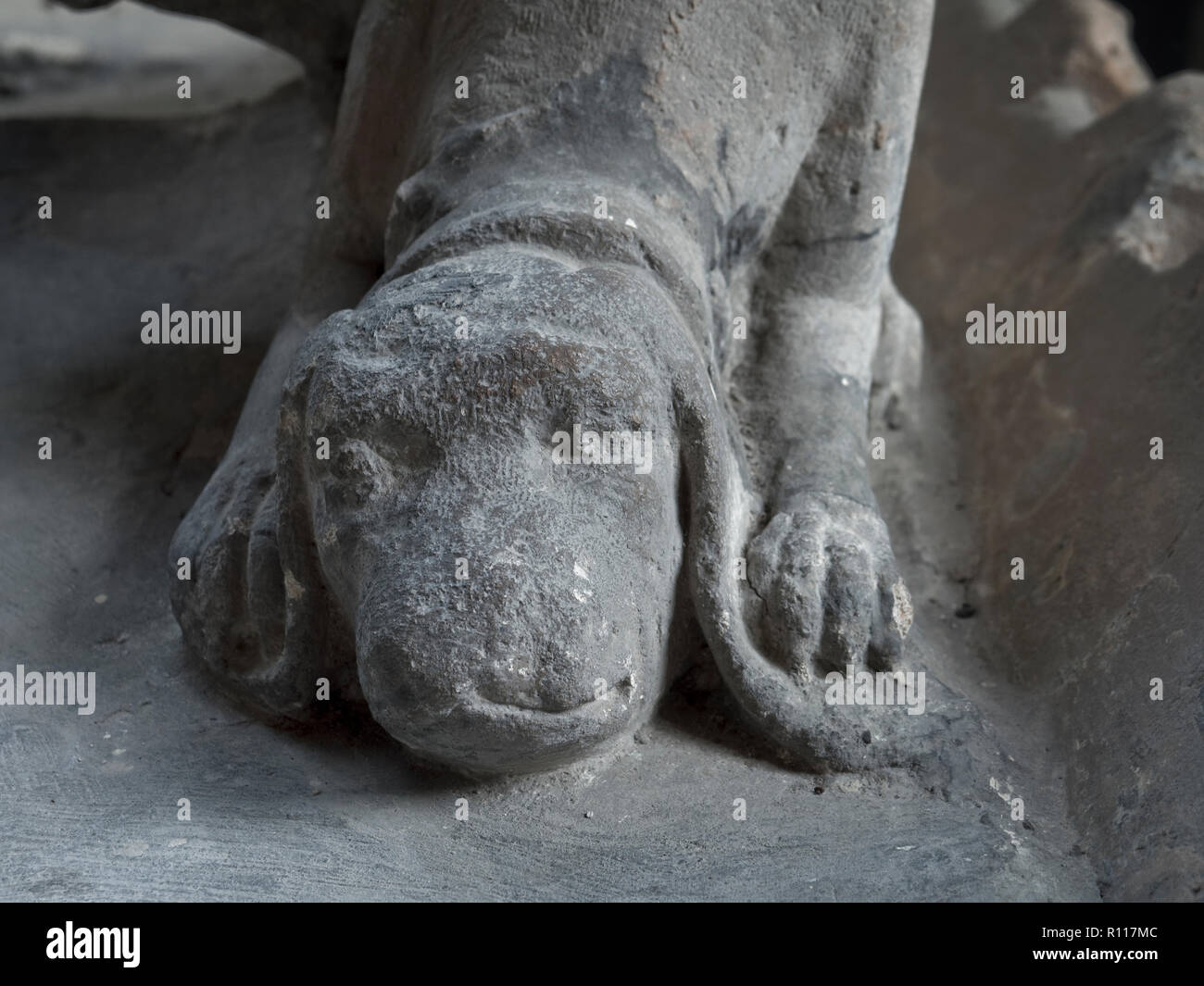 Détail de la 15e siècle deux niveaux 'memento mori' tombe dans l'église paroissiale de Saint Nicolas, Fyfield, Oxfordshire, UK. Banque D'Images