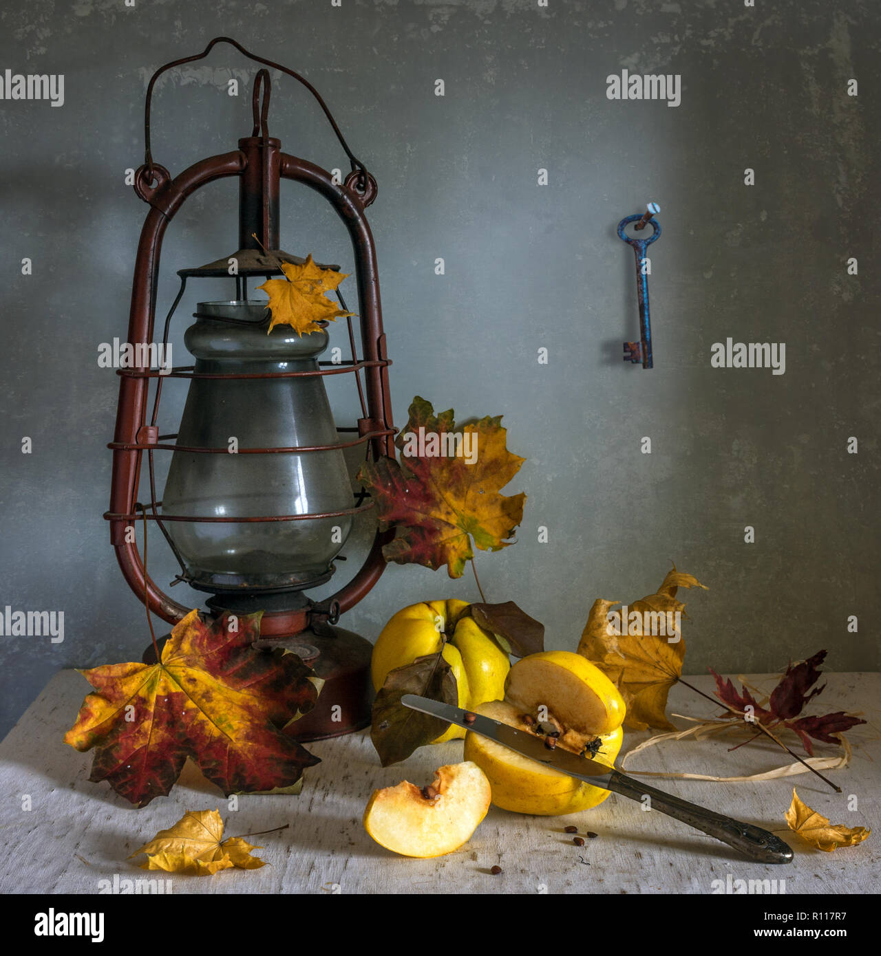La vie toujours avec le coing, les feuilles d'automne et lampe au kérosène. Vitamines. Choisissez des fruits mûrs. vintage Banque D'Images