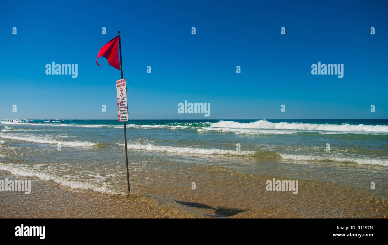 Signe du drapeau rouge sur la plage de Biscarrosse, France Banque D'Images
