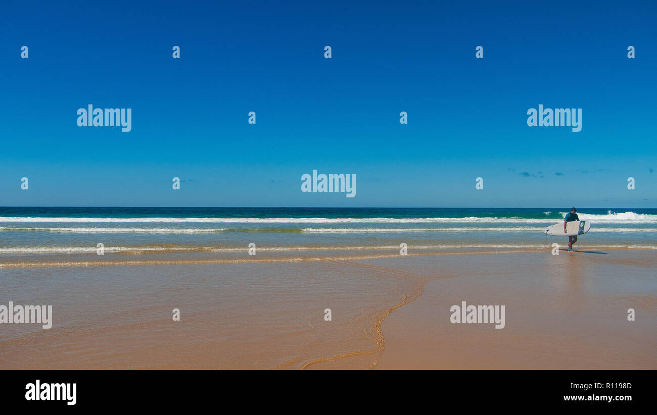 Surfer sur une plage de l'Atlantique en France Banque D'Images