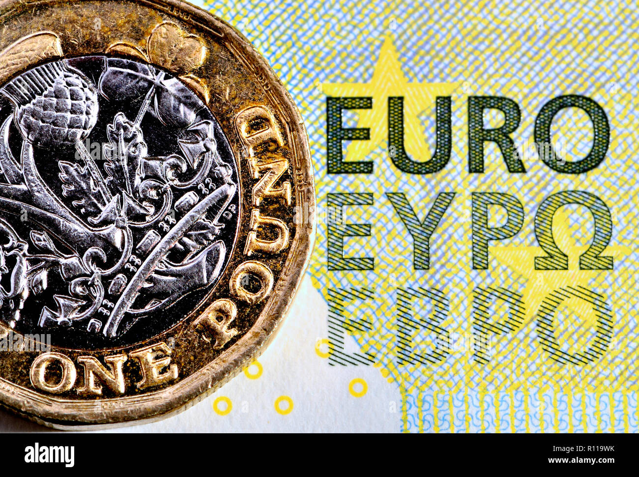 1 € la pièce sur un 5 Euro note Banque D'Images