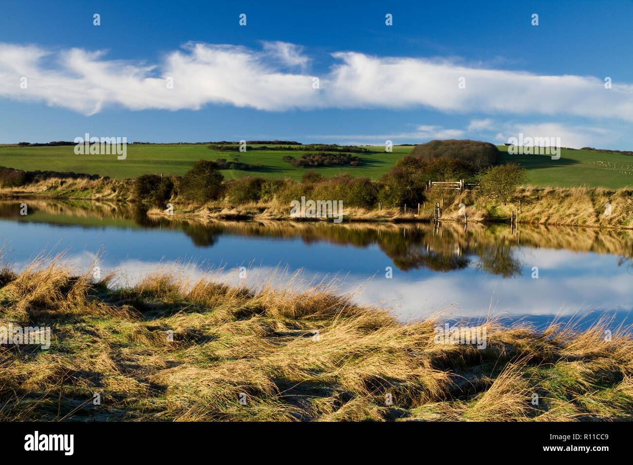 À l'eau encore Cuckmere Haven valley prise tôt le matin en Décembre Banque D'Images
