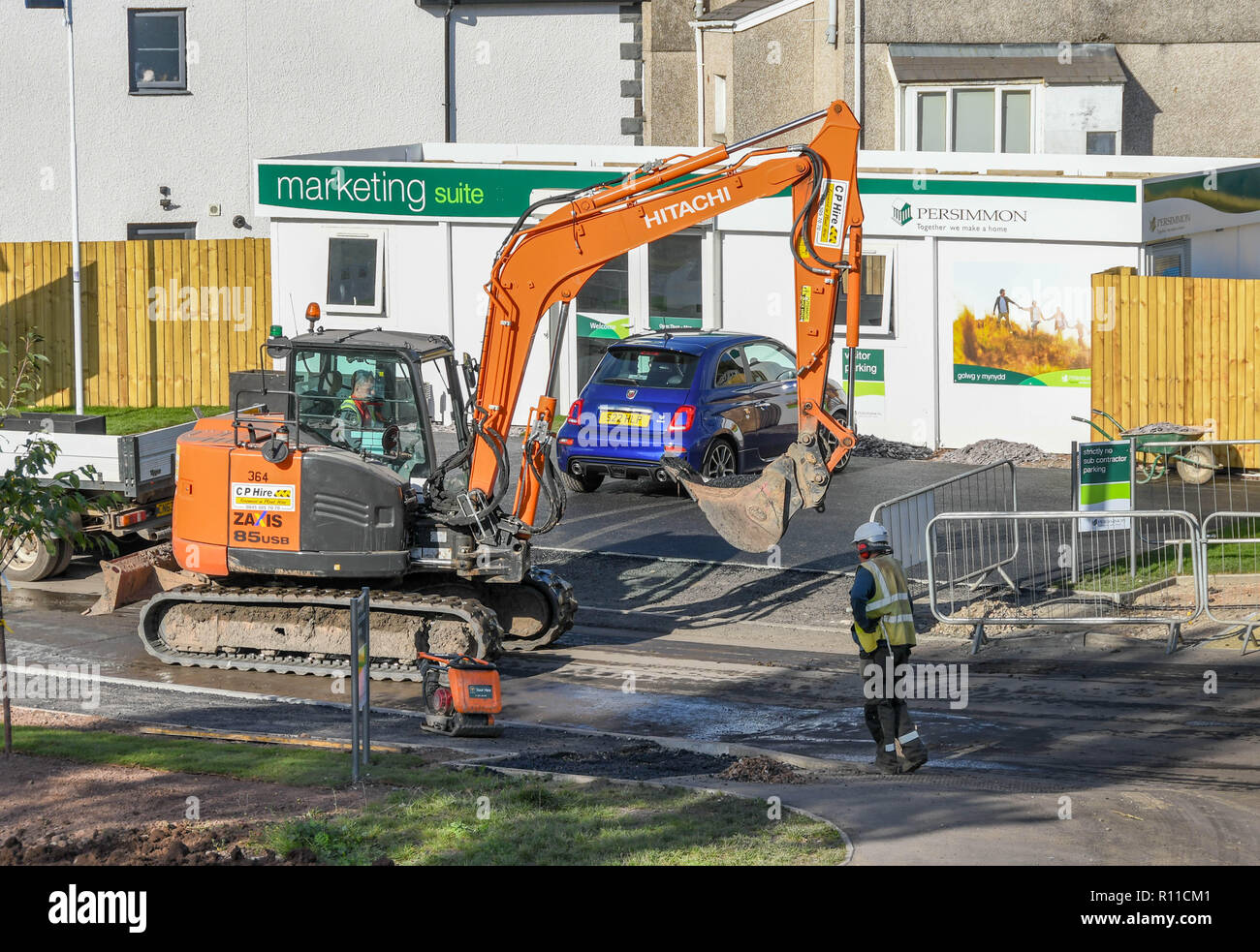 MOUNTAIN ASH, WOUTH WALES - Octobre 2018 : excavatrice à chenilles en voiture sur une route sur le site d'un nouveau développement domiciliaire de Mountain Ash Banque D'Images MOUNTAIN ASH, WOUTH WALES - Octobre 2018 : excavatrice à chenilles en voiture sur une route sur le site d'un nouveau développement domiciliaire de Mountain Ash Banque D'Images