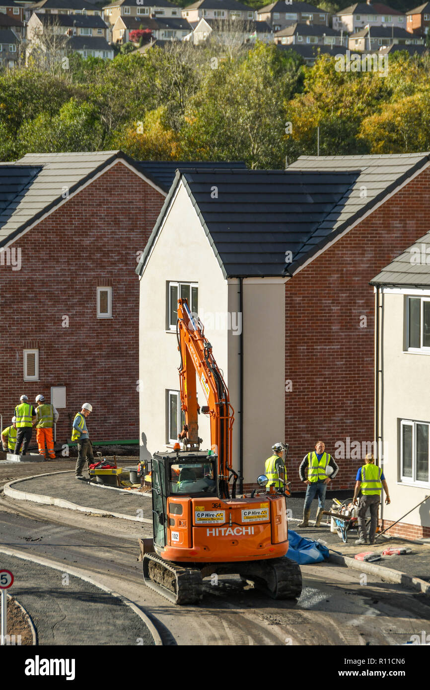 MOUNTAIN ASH, WOUTH WALES - Octobre 2018 : excavatrice à chenilles en voiture sur une route sur le site d'un nouveau développement domiciliaire de Mountain Ash Banque D'Images MOUNTAIN ASH, WOUTH WALES - Octobre 2018 : excavatrice à chenilles en voiture sur une route sur le site d'un nouveau développement domiciliaire de Mountain Ash Banque D'Images
