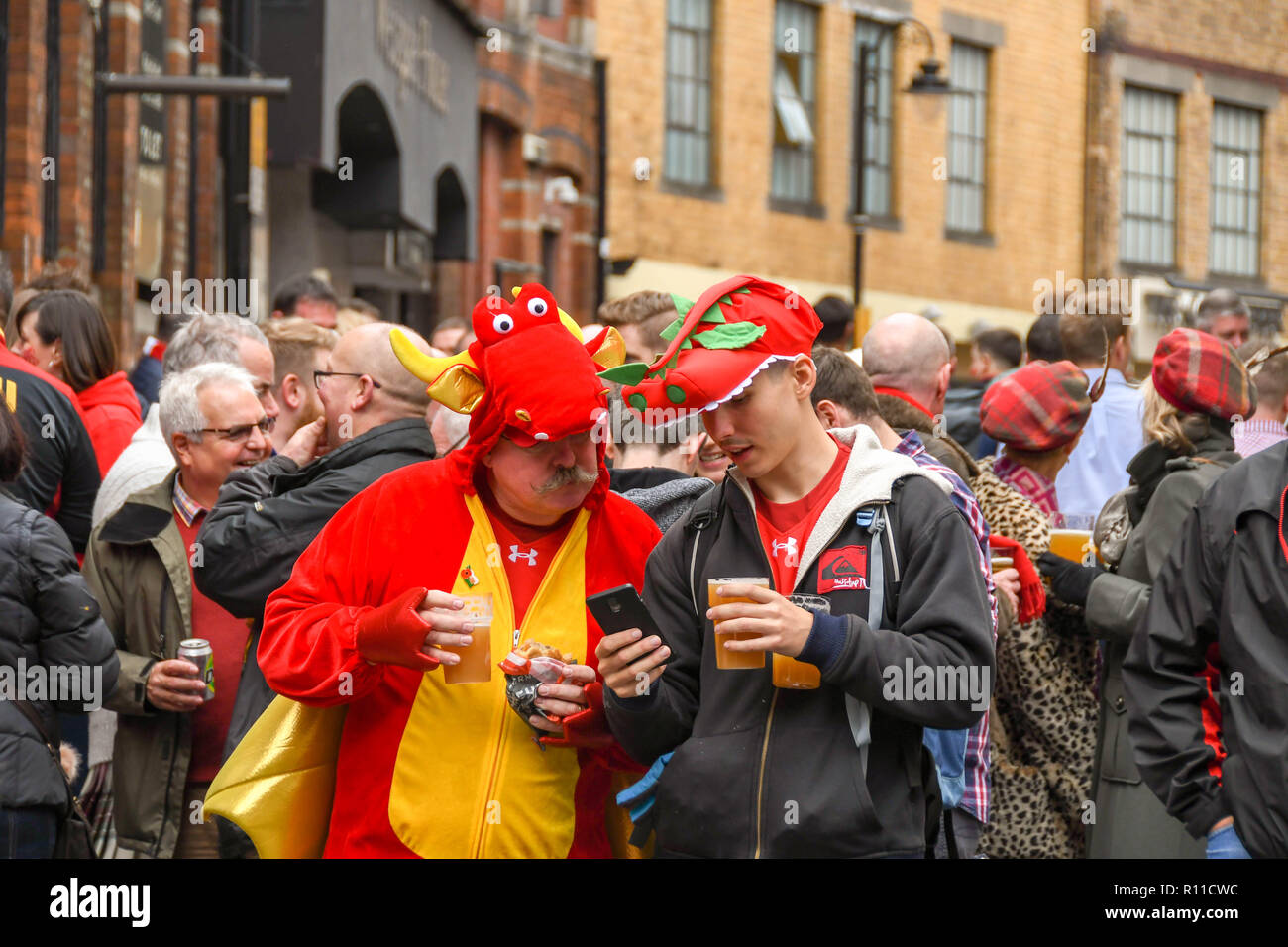 CARDIFF, PAYS DE GALLES - 2018 NOVEMBRE : deux supporters de rugby gallois se sont pressés devant un pub dans le centre-ville de Cardiff avant un match Banque D'Images