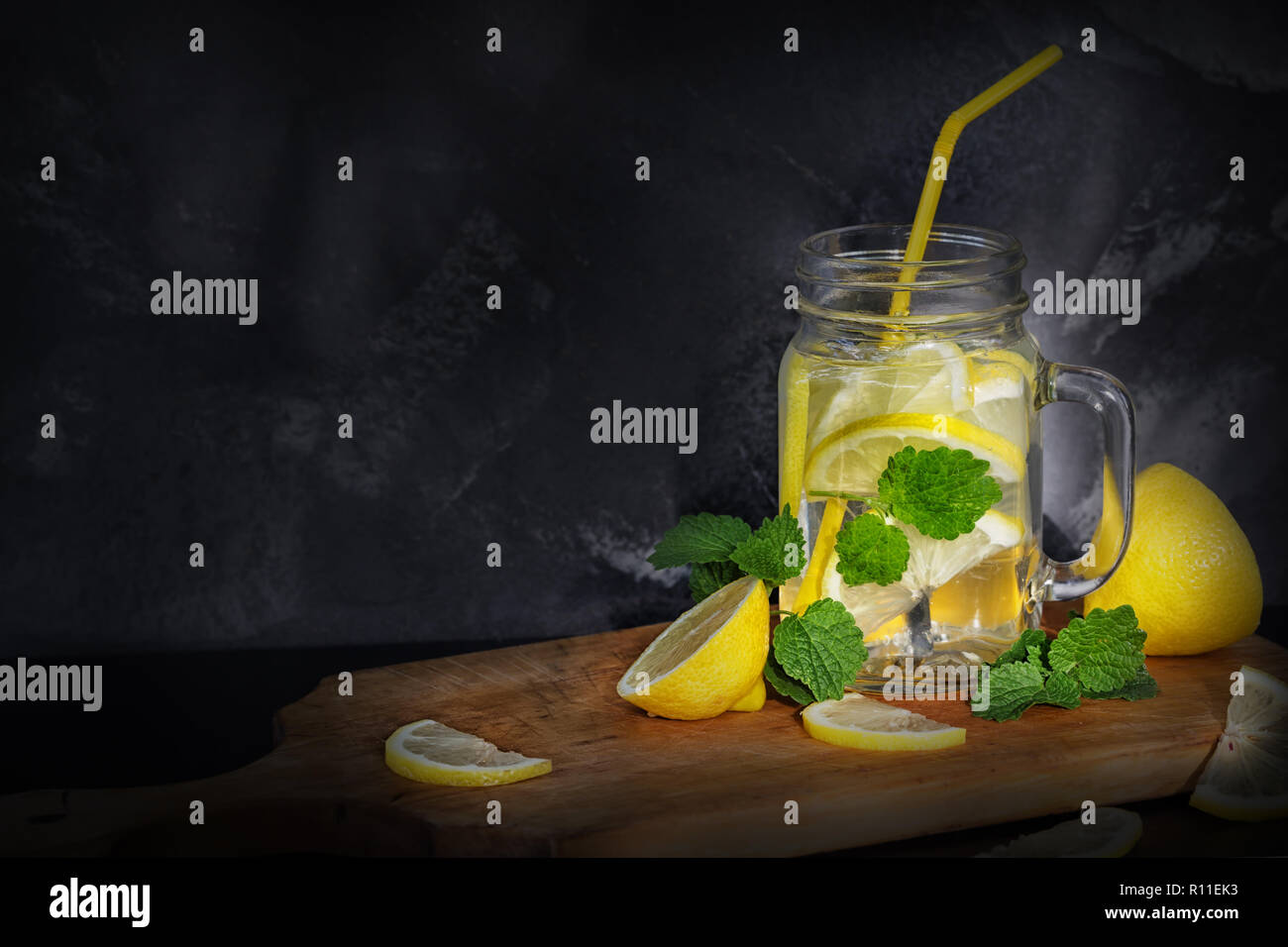 Pot en verre de limonade rétro sur planche de bois Banque D'Images