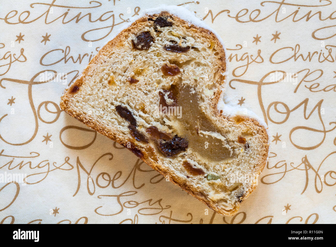 Tranche de gâteau de Noël Stollen sur serviette serviette Banque D'Images