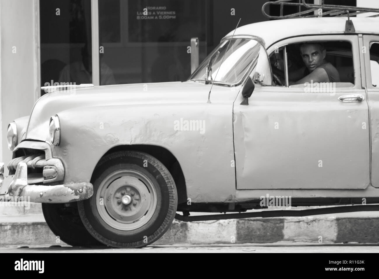 07/07/2015, Cienfuegos, Cuba est passé d'un homme entraîne son restauré voiture classique, mais son évident que le temps a fait des ravages. L'homme me semblent des années 60. Banque D'Images