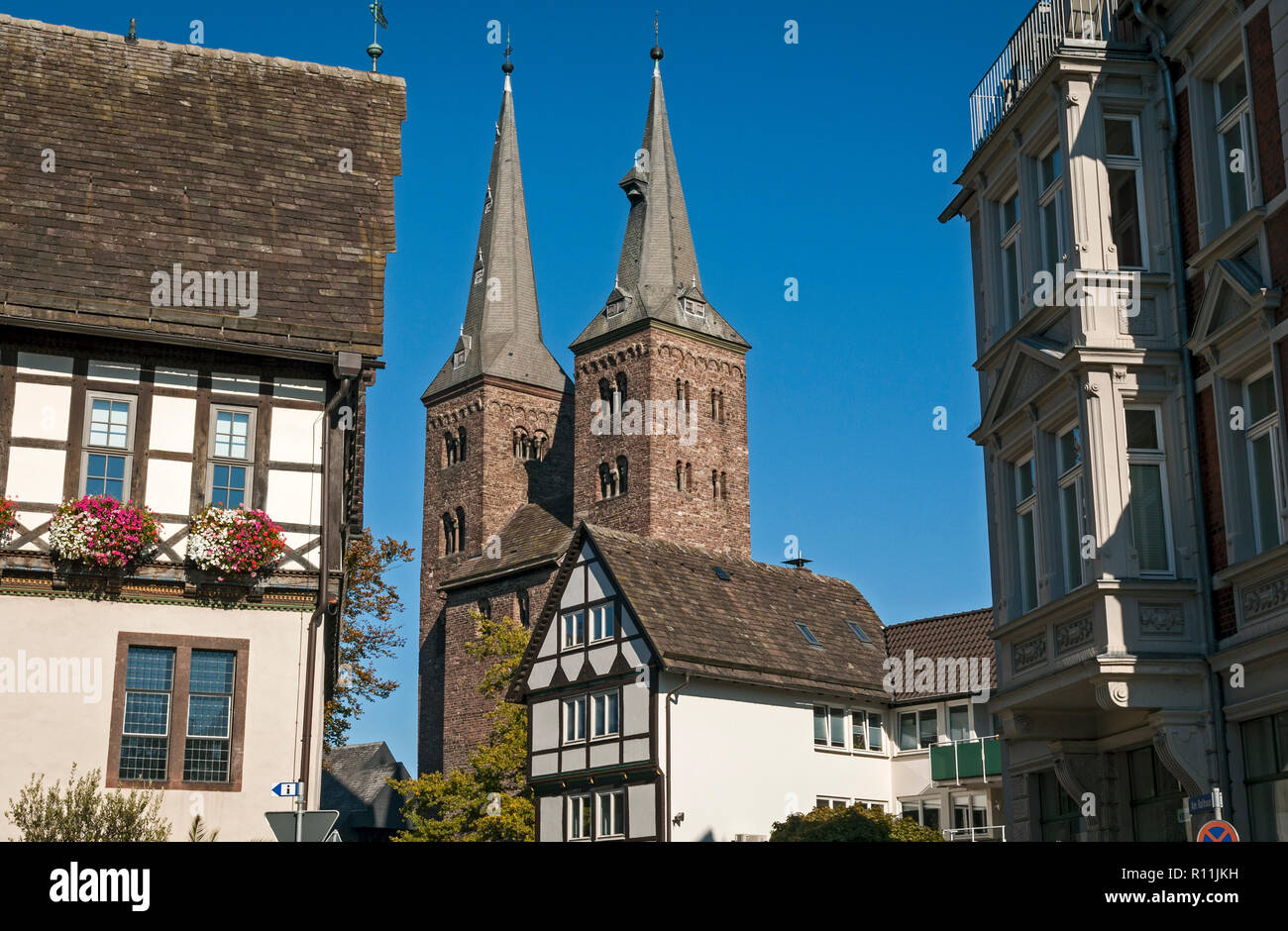 Ancien hôtel de ville et l'église de Saint Kilian, Höxter, NRW, Allemagne. Banque D'Images
