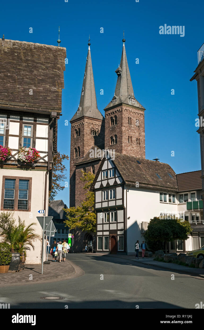 Ancien hôtel de ville et l'église de Saint Kilian, Höxter, NRW, Allemagne. Banque D'Images