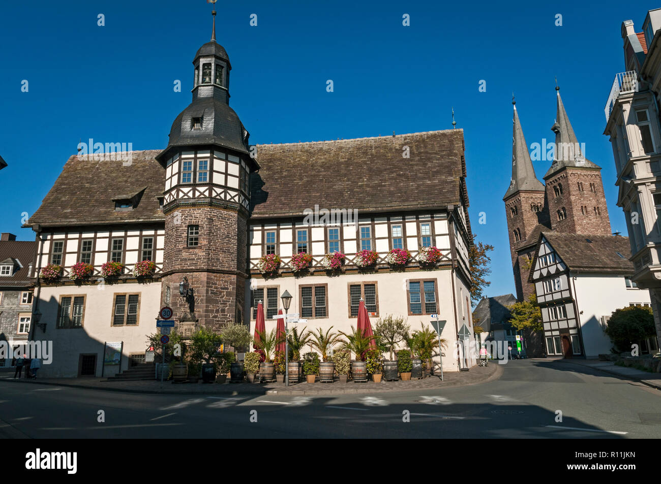 Ancien hôtel de ville et l'église de Saint Kilian, Höxter, NRW, Allemagne. Banque D'Images
