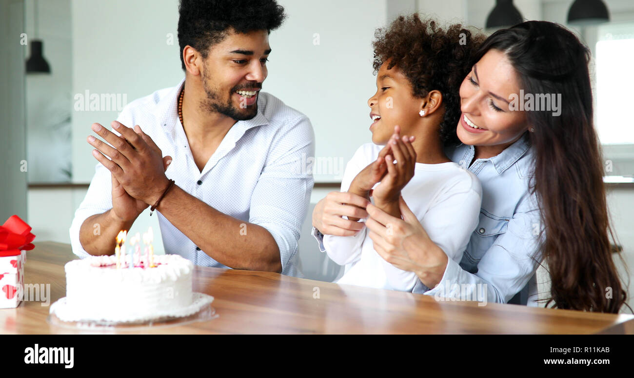 Famille heureuse de célébrer l'anniversaire de leur enfant Banque D'Images