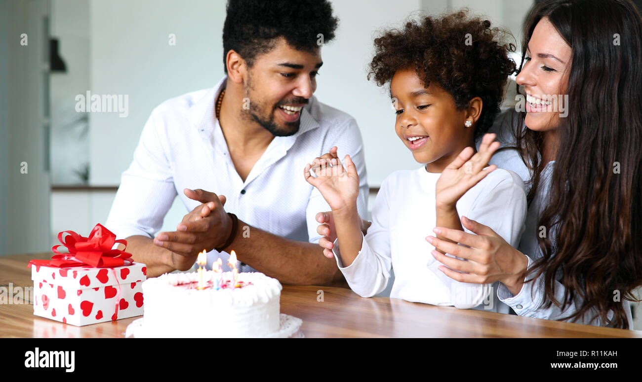 Famille heureuse de célébrer l'anniversaire de leur enfant Banque D'Images