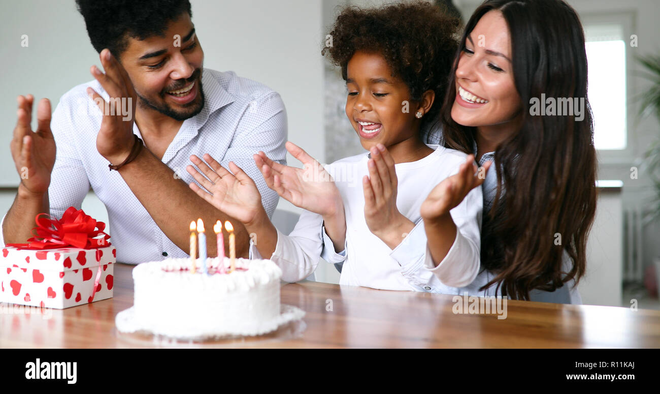 Famille heureuse de célébrer l'anniversaire de leur enfant Banque D'Images