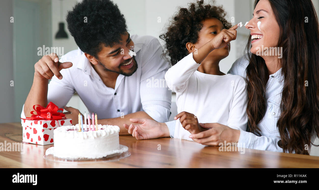 Famille heureuse de célébrer l'anniversaire de leur enfant Banque D'Images