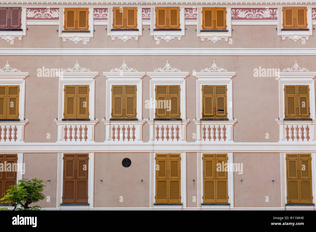 Volets en bois sont décorées avec des colonnes en trompe-l'œil, les balustrades et les cadres sur ce bâtiment à Sestri Levante. Banque D'Images
