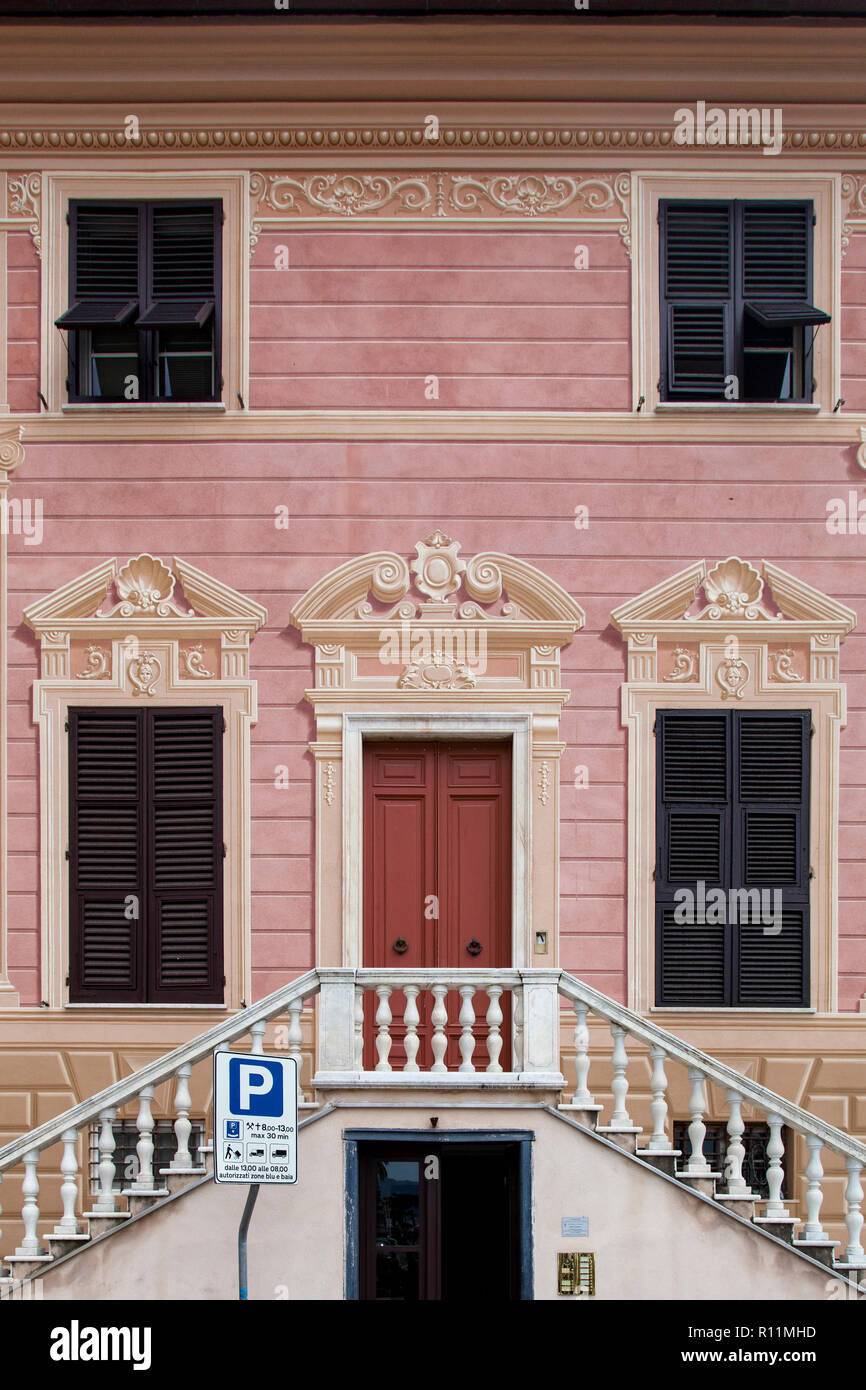 Volets en bois sont décorées avec des colonnes en trompe-l'œil, les balustrades et les cadres sur ce bâtiment à Sestri Levante. Banque D'Images