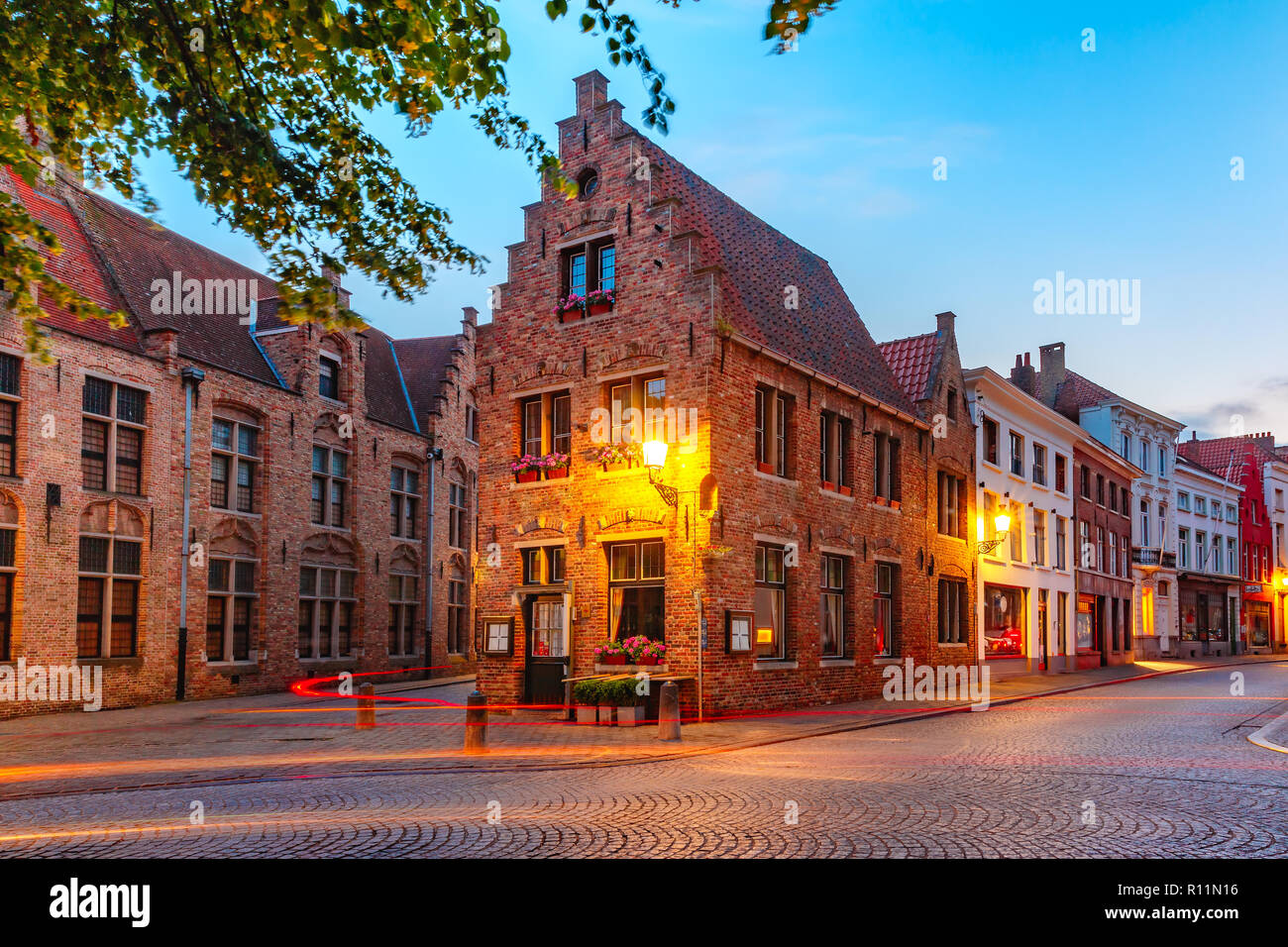 Vieille ville de nuit, Bruges, Belgique Banque D'Images