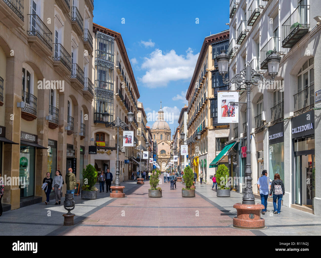 Boutiques sur Calle de Alfonso je regarde en direction de la Plaza del Pilar, Zaragoza, Aragon, Espagne. Banque D'Images