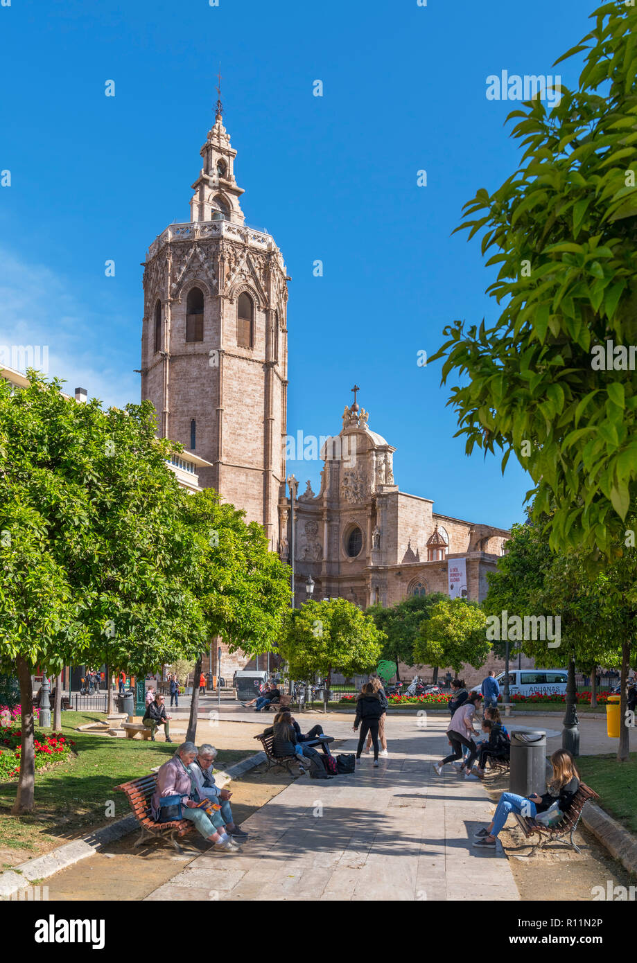 Valence, Espagne. La place de la Reine à la recherche vers la cathédrale de Valence et la Tour Miguelete, Valencia, Espagne Banque D'Images