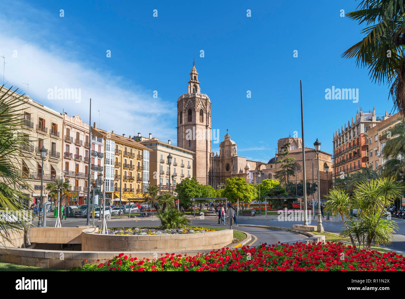 La place de la Reine à la recherche vers la cathédrale de Valence et la Tour Miguelete, Valencia, Espagne Banque D'Images