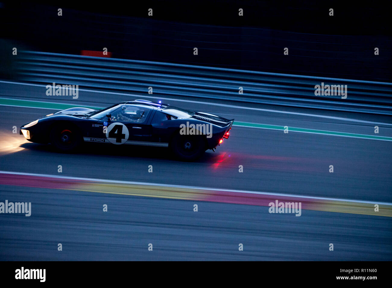 Ford GT40 de course de nuit à Spa, Belgique Banque D'Images