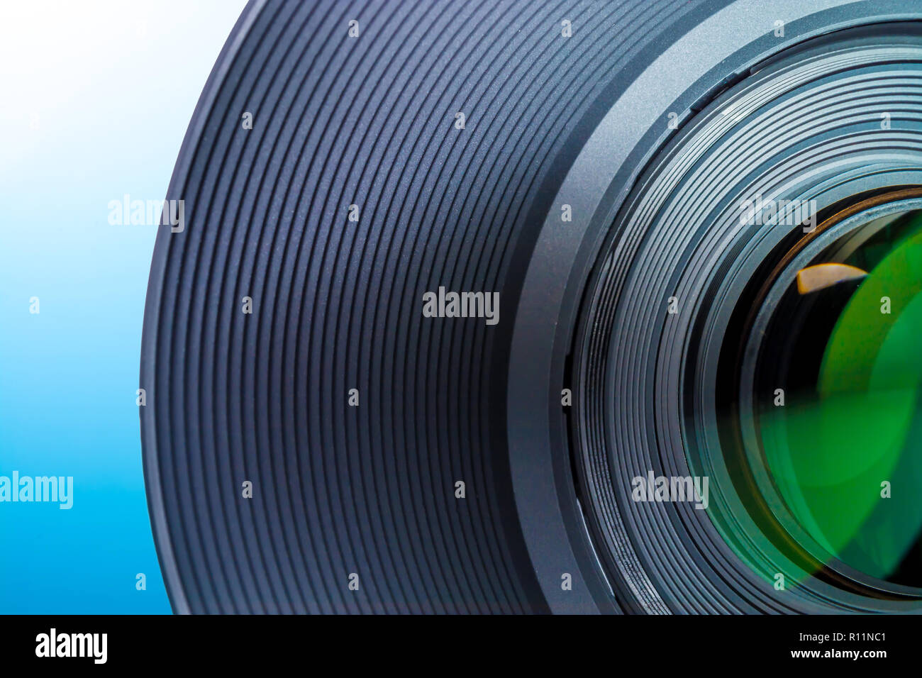 Lentille d'un appareil photo reflex close-up macro sur un fond blanc - bleu Banque D'Images