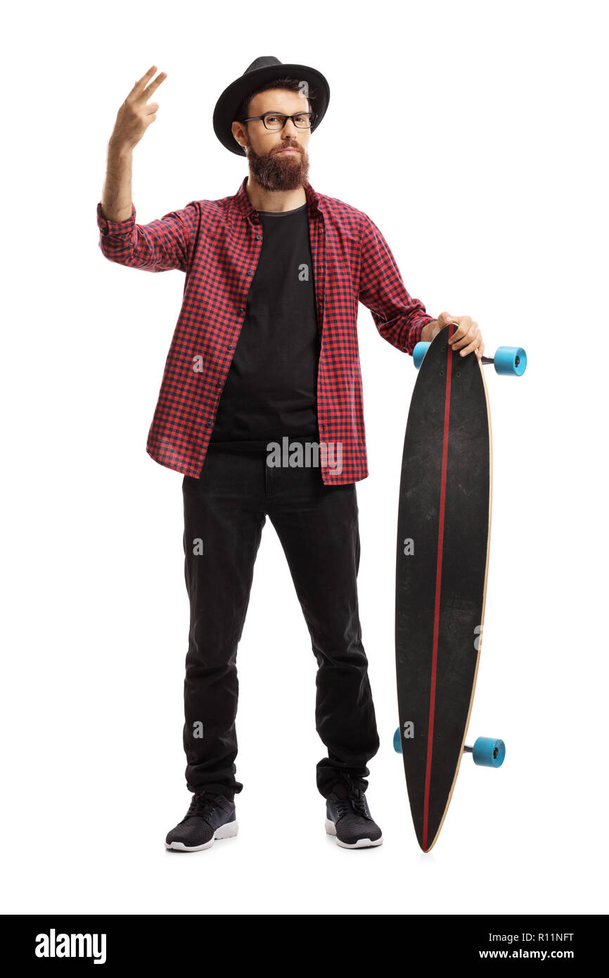 Portrait d'un homme tenant un hipster longboard et gesticulant avec les doigts de la paix isolé sur fond blanc Banque D'Images