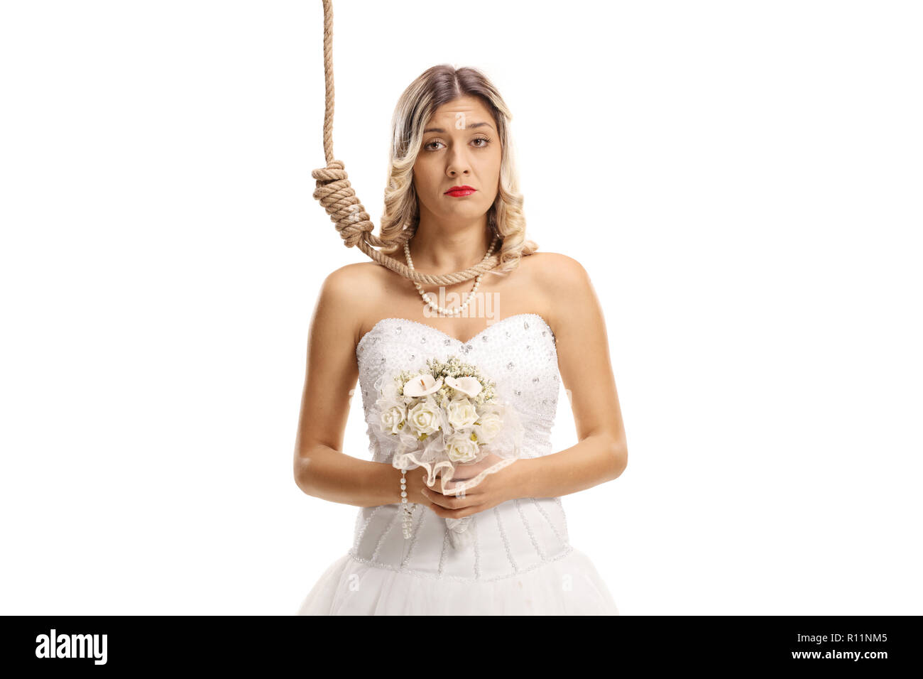 Triste mariée avec une corde autour du cou isolé sur fond blanc Banque D'Images