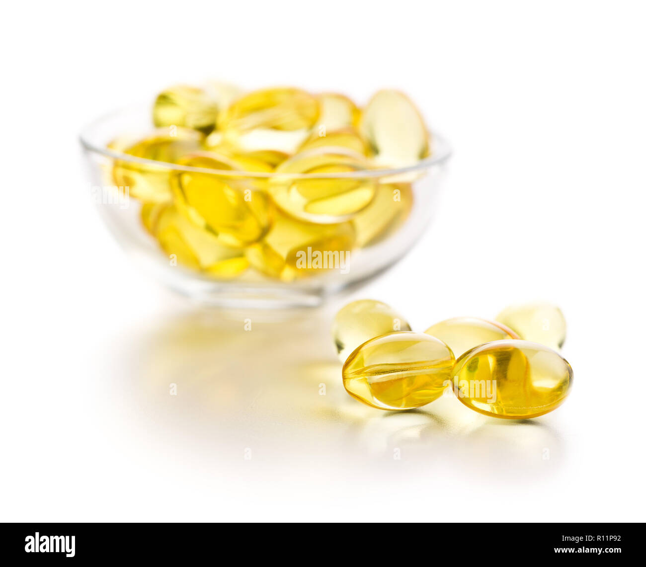 Omega 3 capsules de gel isolé sur fond blanc. Banque D'Images
