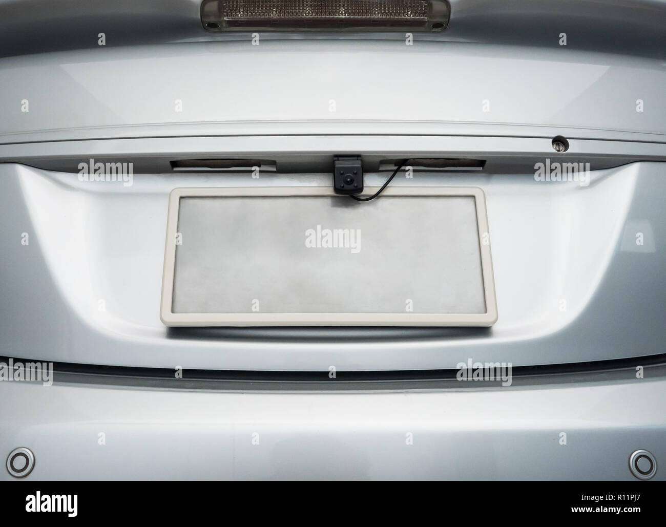 La caméra de vision arrière est caché sur la plaque derrière la voiture berline. Banque D'Images