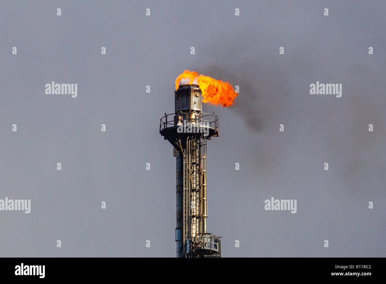 Flare raffinerie - Combustion de gaz dangereux dans le domaine de l'huile. Banque D'Images