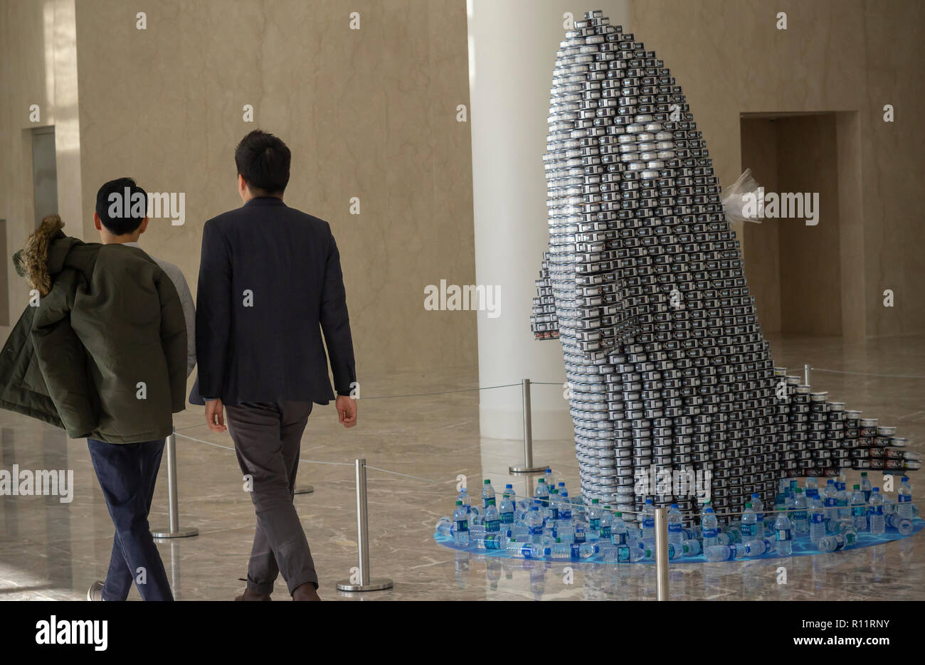 S'attaquer à une baleine d'un problème par Thornton Tomasetti dans le 26e Concours de Design annuel Canstruction à New York, vu le samedi 3 novembre 2018, à l'affiche à Brookfield Place à New York. Architecture et conception de participer à la conception et à la construction de structures géant fabriqué à partir de boîtes de conserve. Les boîtes sont donnés à la récolte de la ville à la fin de l'exposition. Plus de 100 000 boîtes de conserve sont recueillies et seront utilisés pour nourrir les indigents au 500, les soupes populaires et les banques alimentaires. (Â© Richard B. Levine) Banque D'Images