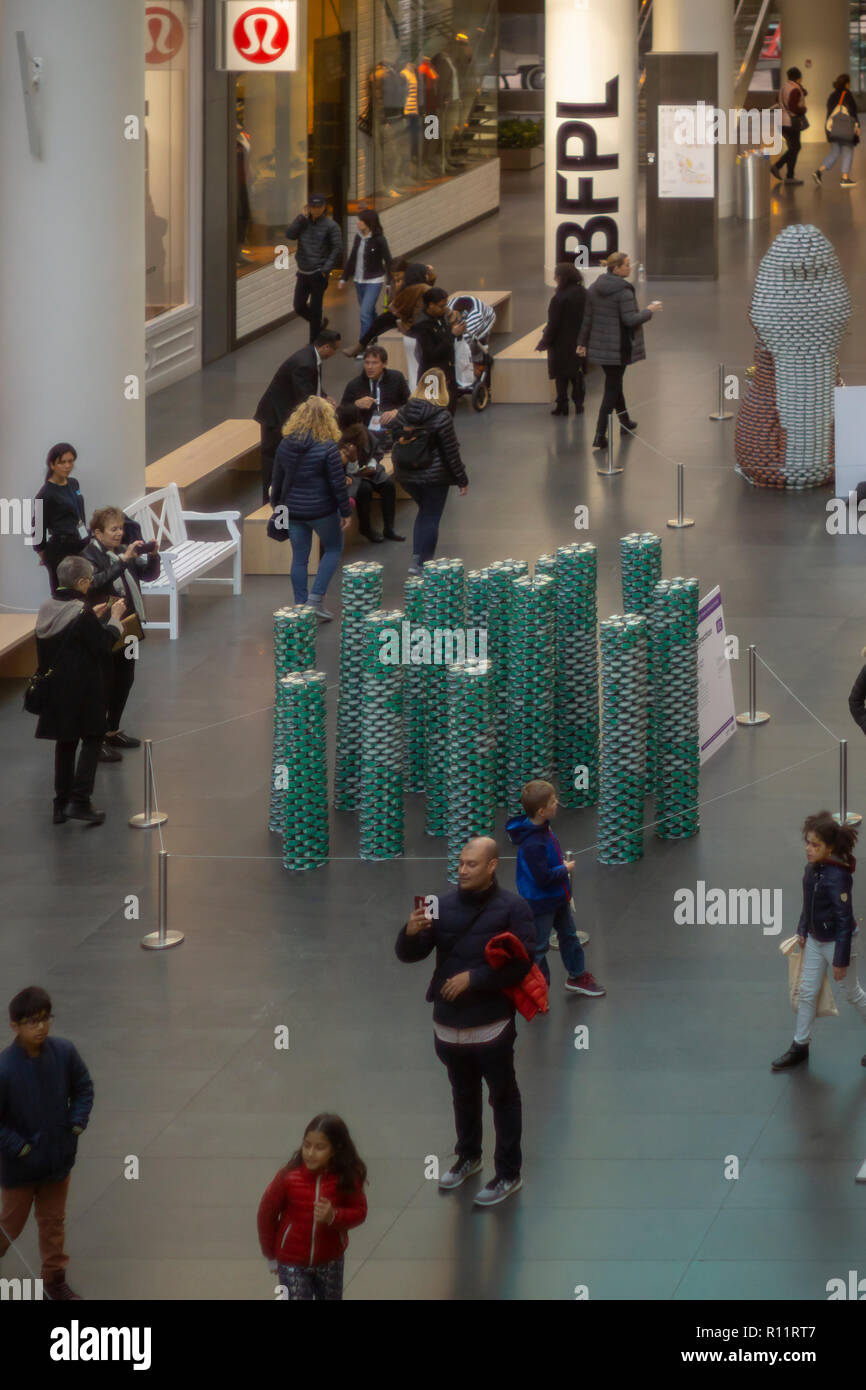 Le 26e Concours de Design annuel Canstruction à New York, vu le samedi 3 novembre 2018, à l'affiche à Brookfield Place à New York. Architecture et conception de participer à la conception et à la construction de structures géant fabriqué à partir de boîtes de conserve. Les boîtes sont donnés à la récolte de la ville à la fin de l'exposition. Plus de 100 000 boîtes de conserve sont recueillies et seront utilisés pour nourrir les indigents au 500, les soupes populaires et les banques alimentaires. (Â© Richard B. Levine) Banque D'Images