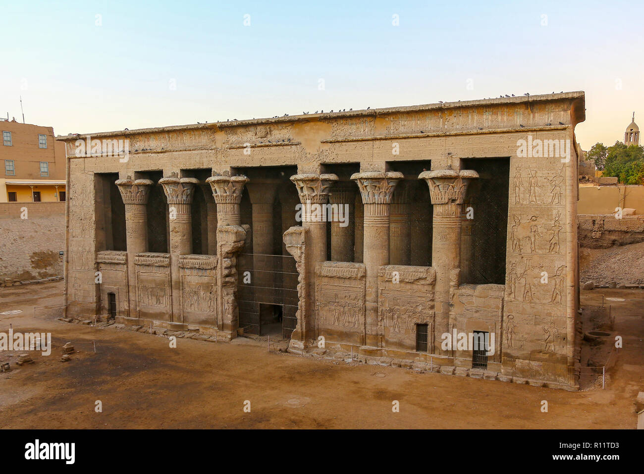 La façade du temple de Khnoum à Esna, Ville d'Esna, Esna, gouvernorat de Qena, Égypte, Afrique du Nord Banque D'Images