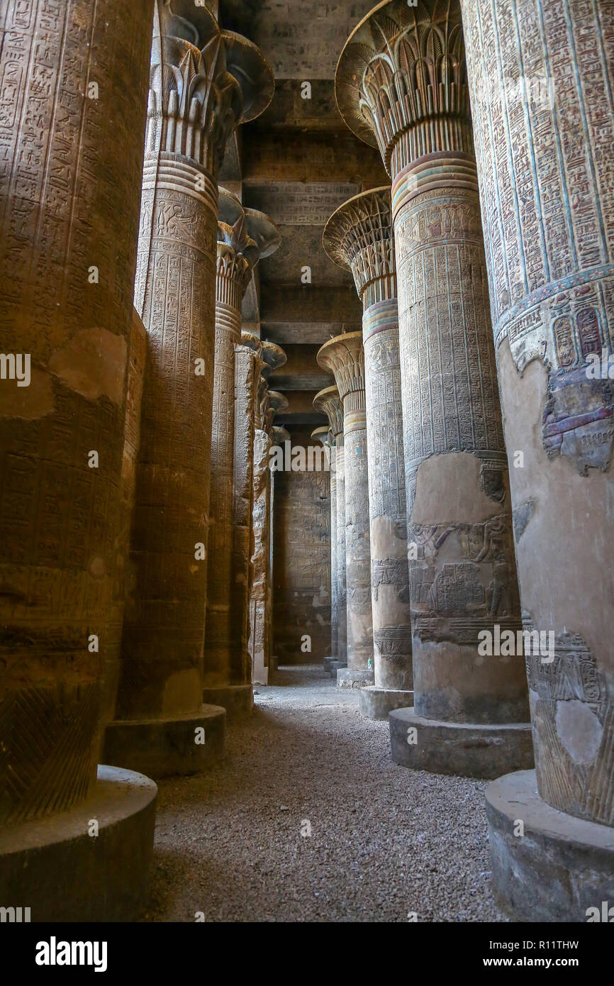 Colonnes de la salle hypostyle au Temple de Khnoum à Esna, Ville d'Esna, Esna, gouvernorat de Qena, Égypte, Afrique du Nord Banque D'Images