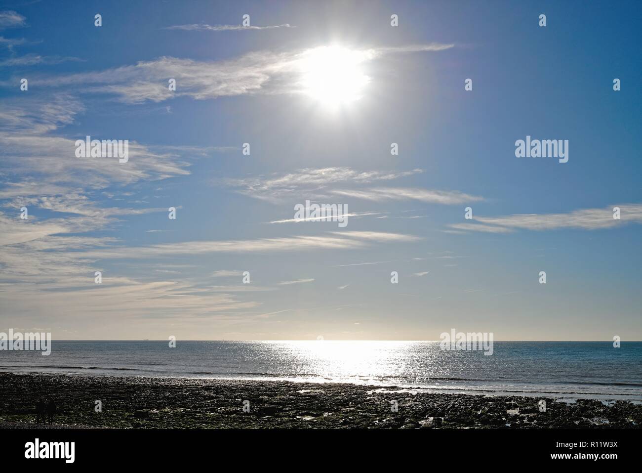 Le soleil se reflète sur la mer et l'horizon à Urrugne East Sussex England UK Banque D'Images