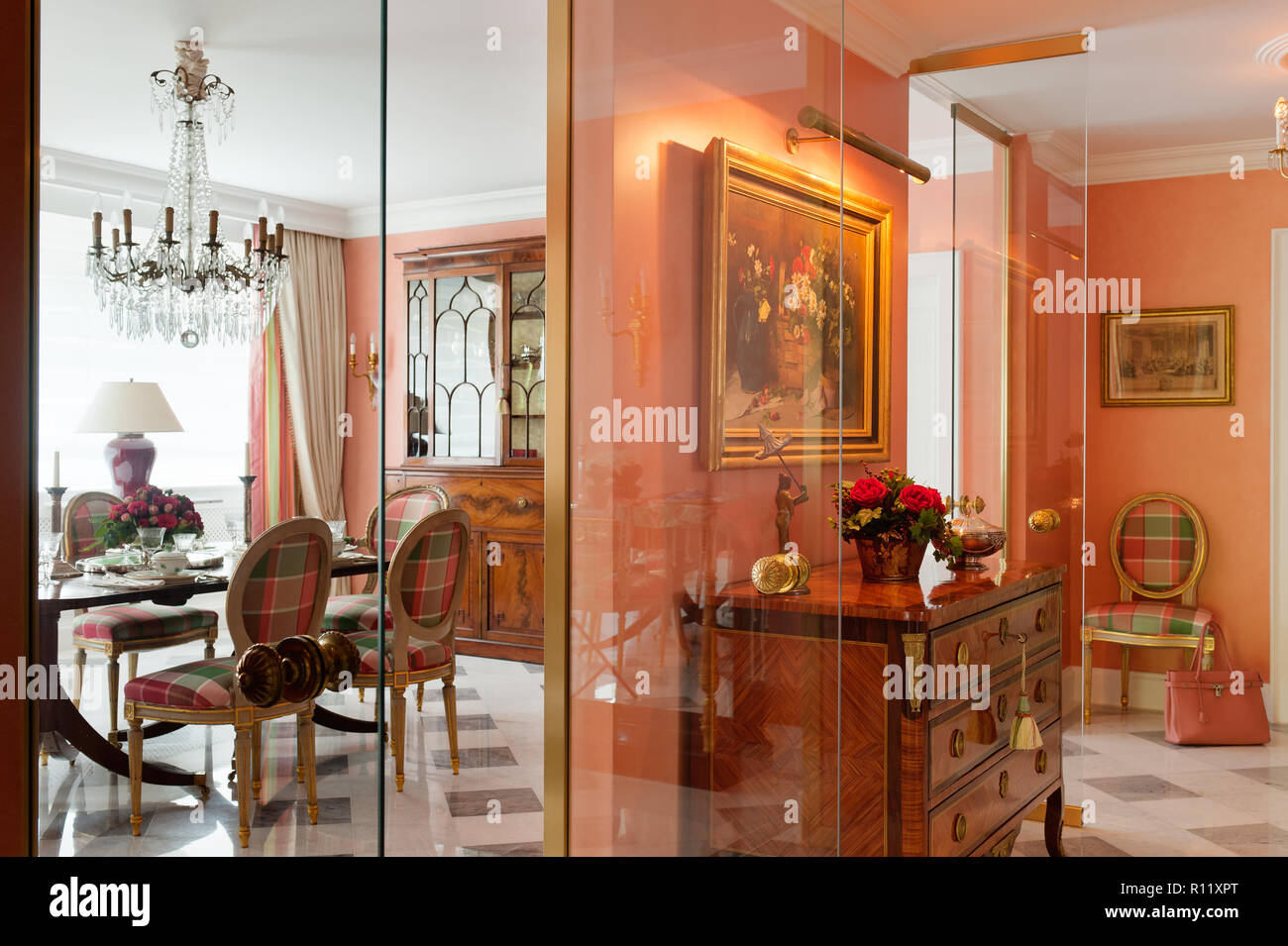 Salle à manger avec cloisons en verre Banque D'Images