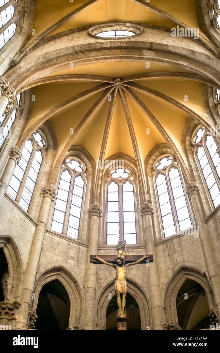 L'abside à arcades de style gothique de la cathédrale San Lorenzo Maggiore à l'intérieur de l'ancien centre historique de la ville. Banque D'Images